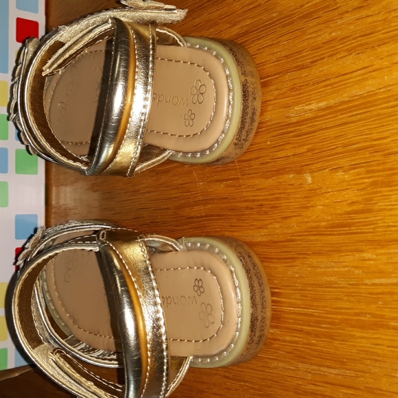🌞 Wonder Kids Gold Sandals Size 7 - Picture 6 of 7